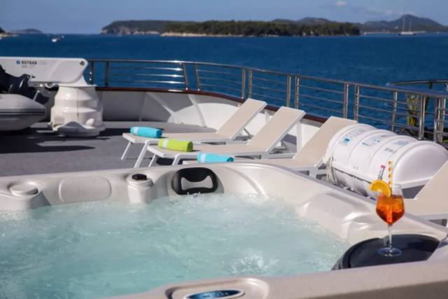 MS Mama Marija II Jacuzzi