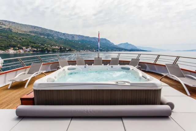 M/S Ban Jacuzzi