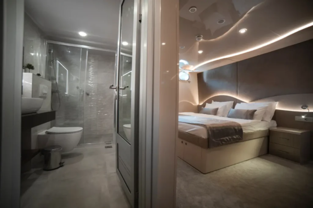 MS Roko cabin and bathroom