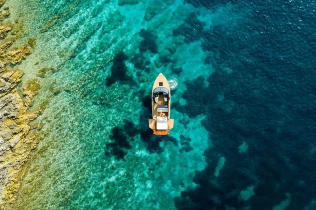 Private boat tour from Podstrana aboard Pelagosa 33